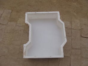 路沿石预制块模具在建筑材料中的应用——以克旗建材模具厂为例